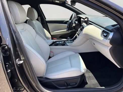 Used 2025 Genesis G70 2.5T AWD/4WD image 12