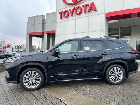 New 2026 Toyota Highlander Platinum image 2