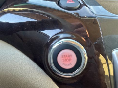 Used 2014 Nissan Quest S image 22