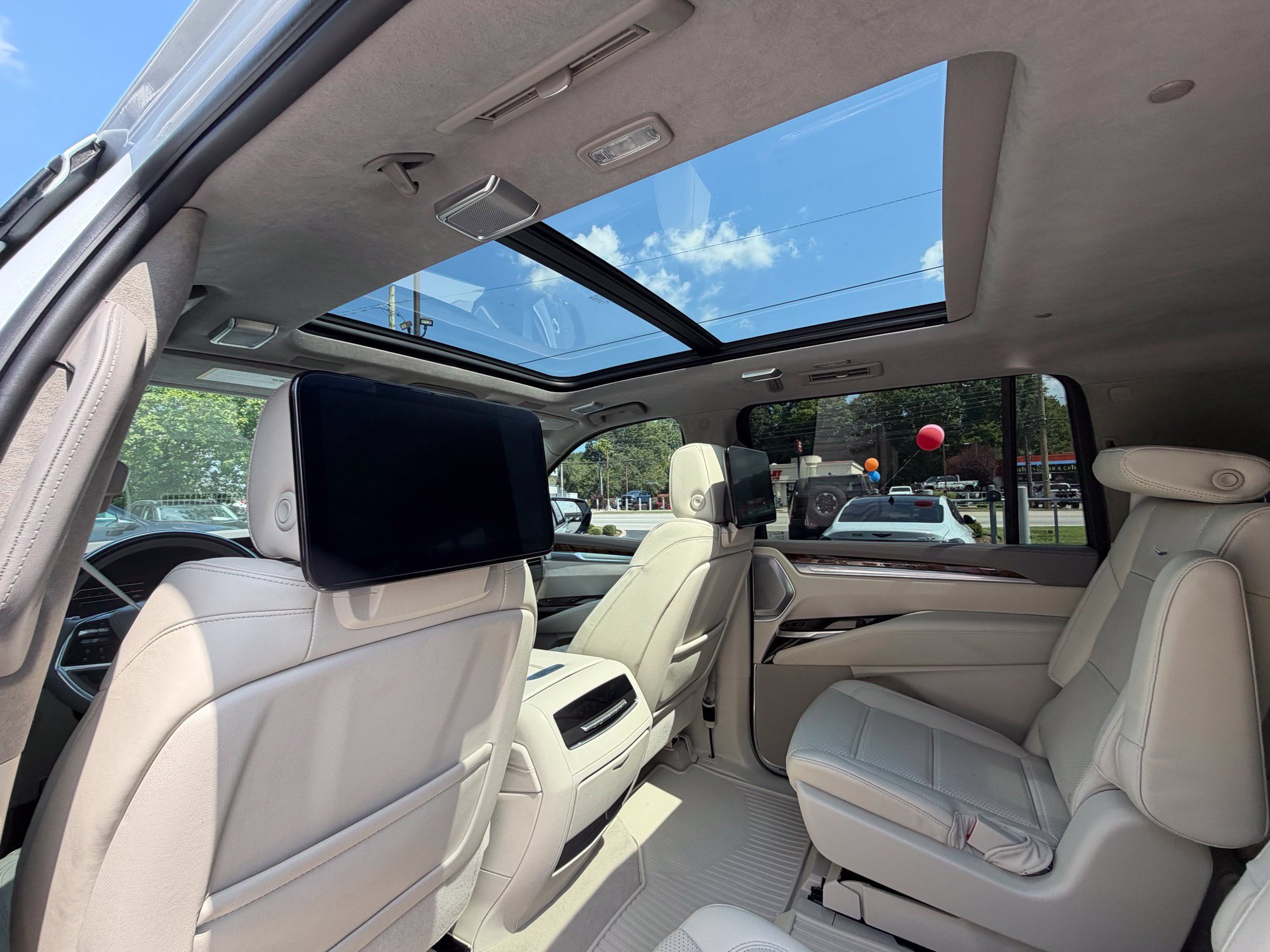 Used 2026 Cadillac Escalade ESV Platinum Sport w/ LPO, ONYX Package AWD/4WD image 17