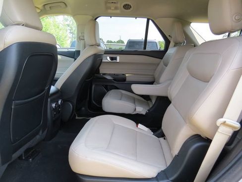 Used 2020 Ford Explorer Limited RWD image 3
