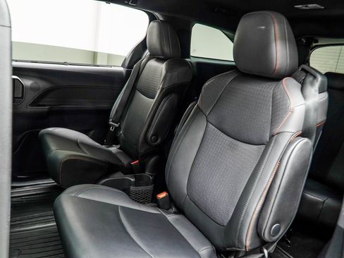 Used 2022 Toyota Sienna XSE image 38