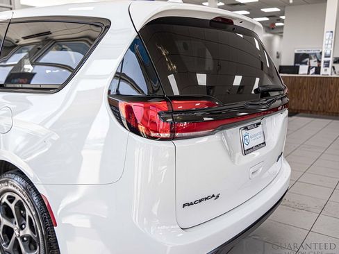 Used 2022 Chrysler Pacifica Touring-L w/ S Appearance Package FWD image 12