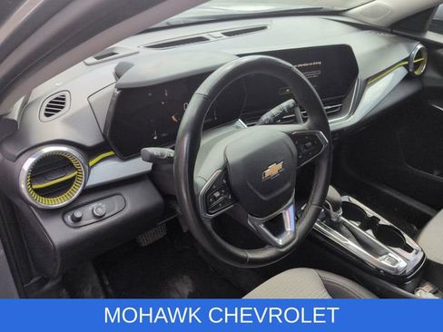 Used 2025 Chevrolet Trax LT w/ LT Convenience Package image 8
