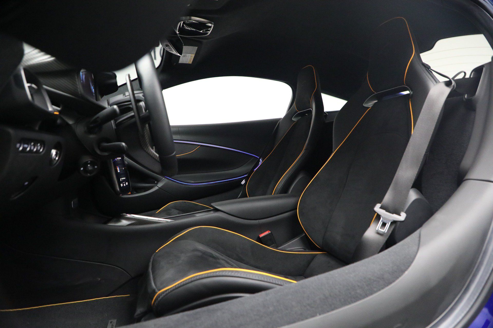 Used 2024 McLaren Artura RWD image 21