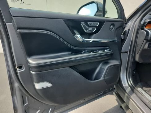 Used 2022 Lincoln Corsair Reserve w/ Luxury Package FWD image 11