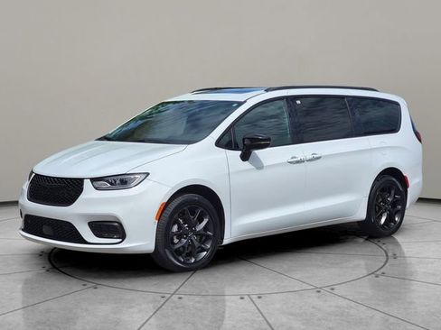 Certified 2023 Chrysler Pacifica Limited w/ S Appearance Package AWD/4WD image 3