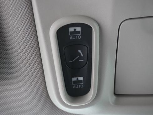 Used 2018 Chrysler Pacifica Limited FWD image 26