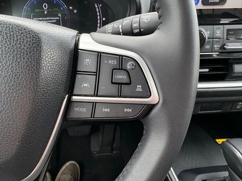 Used 2025 Toyota Grand Highlander AWD image 16