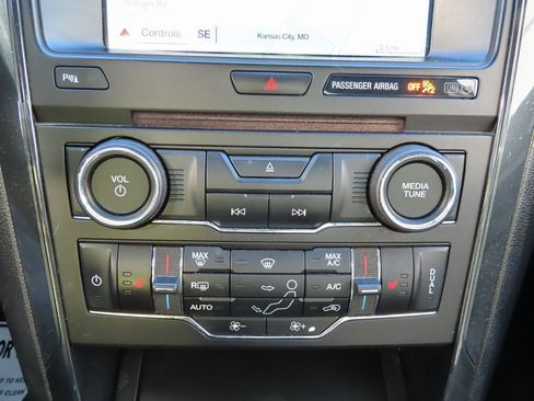 Used 2018 Ford Explorer XLT w/ Equipment Group 202A image 30