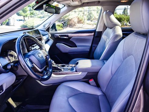 Certified 2022 Toyota Highlander Platinum image 23