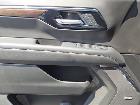 Used 2025 Chevrolet Tahoe High Country AWD/4WD image 24