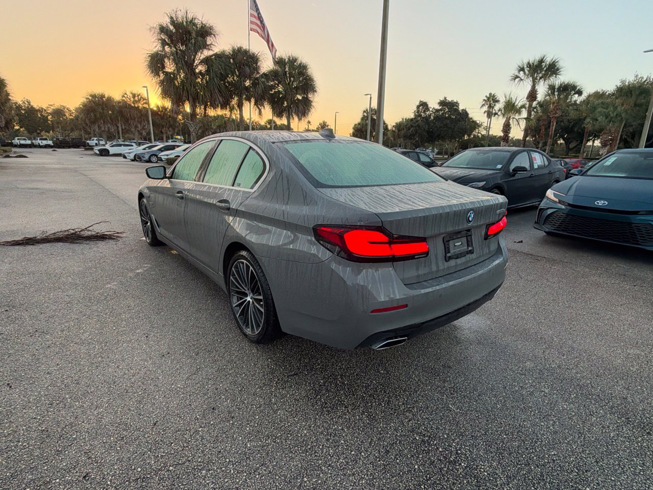 Used 2022 BMW 530e w/ Premium Package RWD image 3