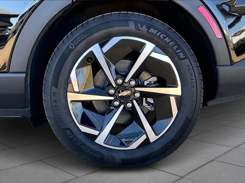 Used 2025 Chevrolet Equinox EV LT w/ Comfort Package image 12