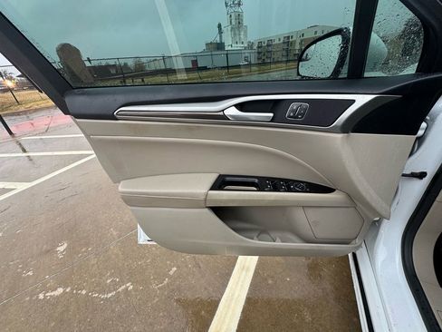 Used 2018 Ford Fusion SE w/ Fusion SE Technology Package FWD image 10