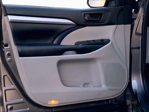 Used 2018 Toyota Highlander Plus FWD image 21