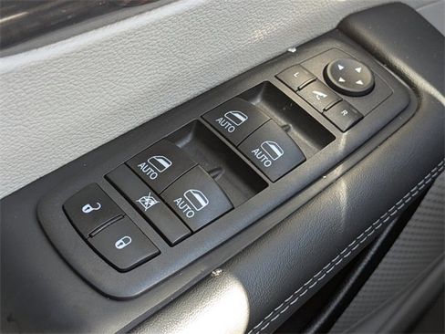 Certified 2024 Chrysler Pacifica Limited image 24