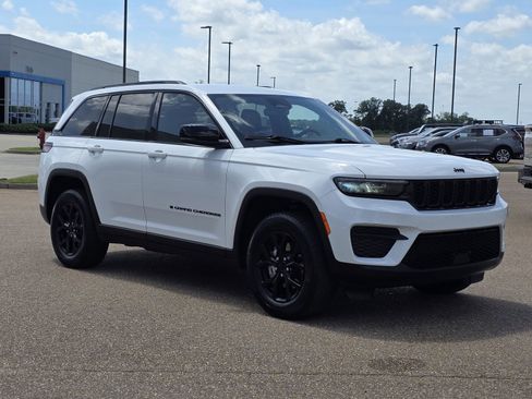 Used 2024 Jeep Grand Cherokee Altitude AWD/4WD image 3