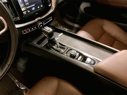 Used 2020 Volvo XC60 T6 Momentum image 16