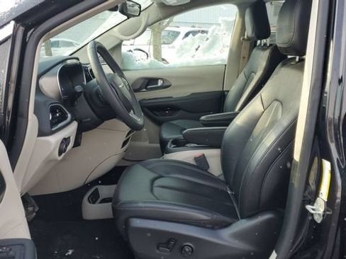 Used 2024 Chrysler Pacifica Touring-L FWD image 5