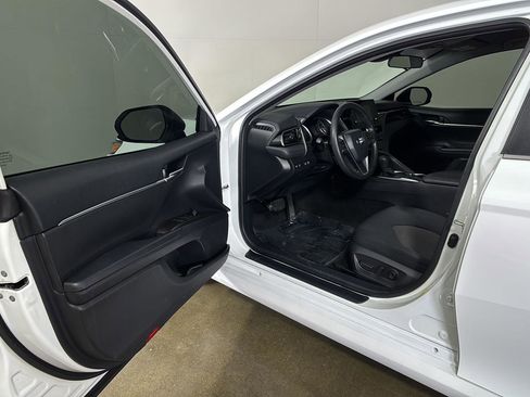 Used 2022 Toyota Camry LE image 2