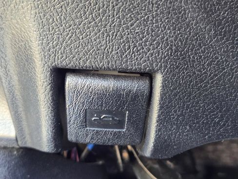Used 2013 Toyota Camry SE w/ Convenience Pkg FWD image 32