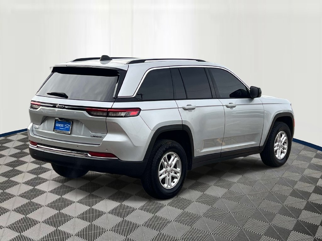 Used 2023 Jeep Grand Cherokee Laredo AWD/4WD image 4