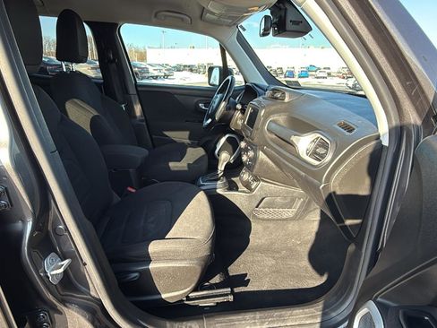 Used 2019 Jeep Renegade Latitude w/ Cold Weather Group image 18