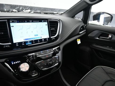 New 2026 Chrysler Pacifica Limited image 19