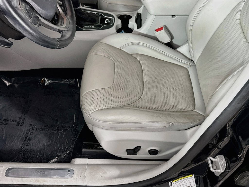 Used 2019 Jeep Cherokee Overland AWD/4WD image 27