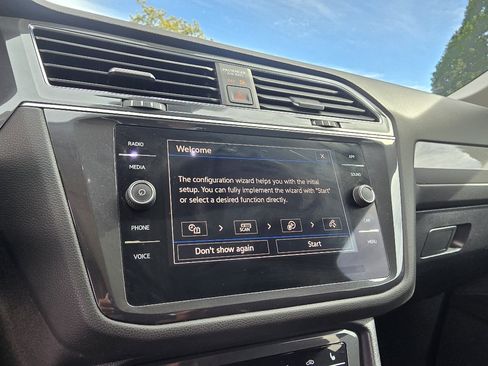 Used 2023 Volkswagen Tiguan SE w/ Panoramic Sunroof Package FWD image 23