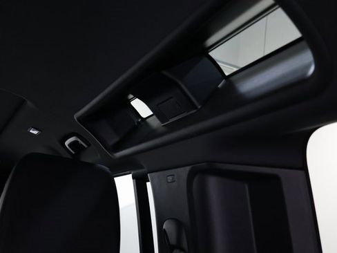 Used 2023 Land Rover Defender 110 SE image 91