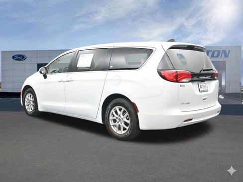 Used 2022 Chrysler Voyager LX FWD image 10