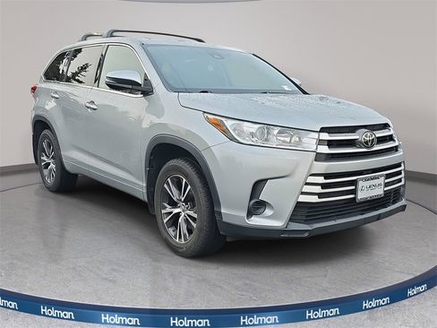 Used 2017 Toyota Highlander LE image 4