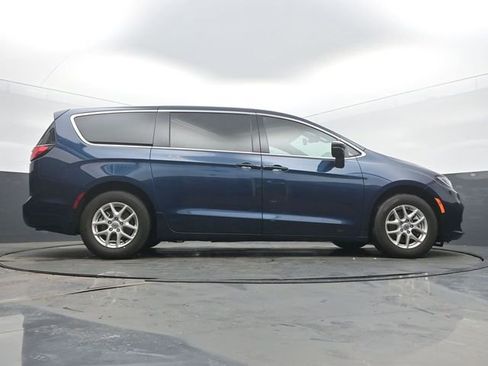 Used 2025 Chrysler Pacifica Select FWD image 52