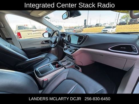 Used 2024 Chrysler Pacifica Touring-L image 9