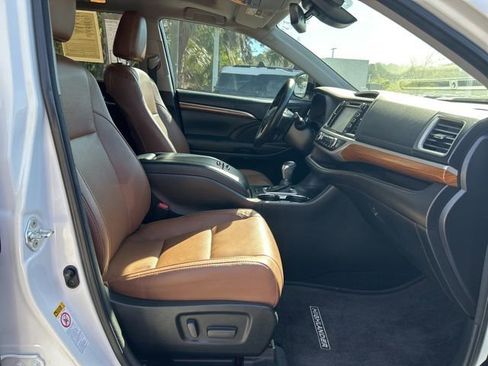 Used 2017 Toyota Highlander Limited Platinum FWD image 19