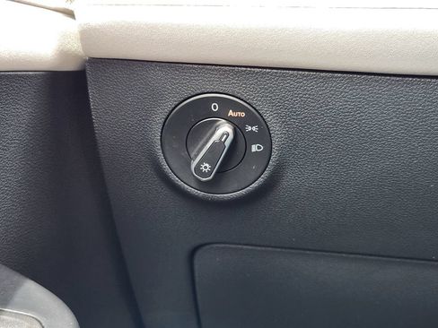 Certified 2025 Volkswagen Taos SE AWD/4WD image 18