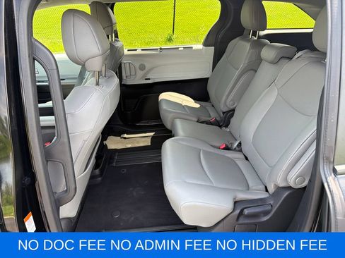 Used 2025 Toyota Sienna XLE FWD image 28