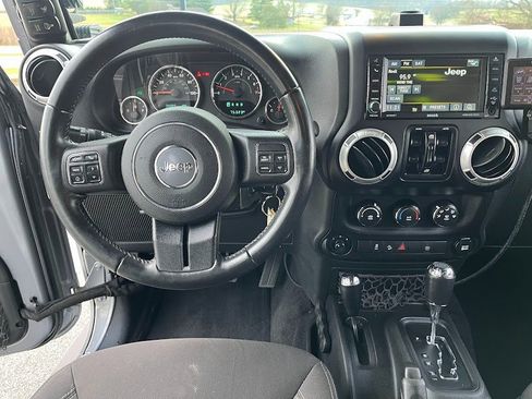 Used 2017 Jeep Wrangler Unlimited Rubicon w/ Connectivity Group image 19