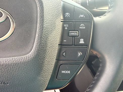 Used 2025 Toyota Prius LE FWD image 17