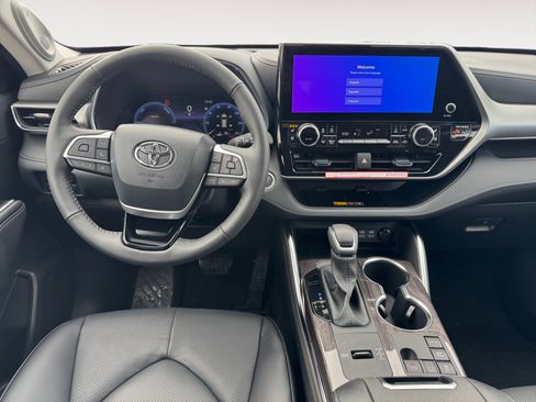 New 2026 Toyota Highlander Platinum image 1