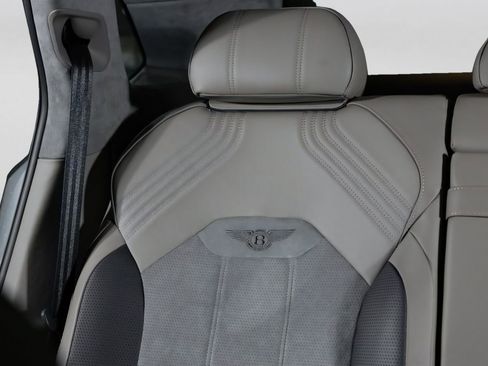 Used 2022 Bentley Bentayga AWD/4WD image 35