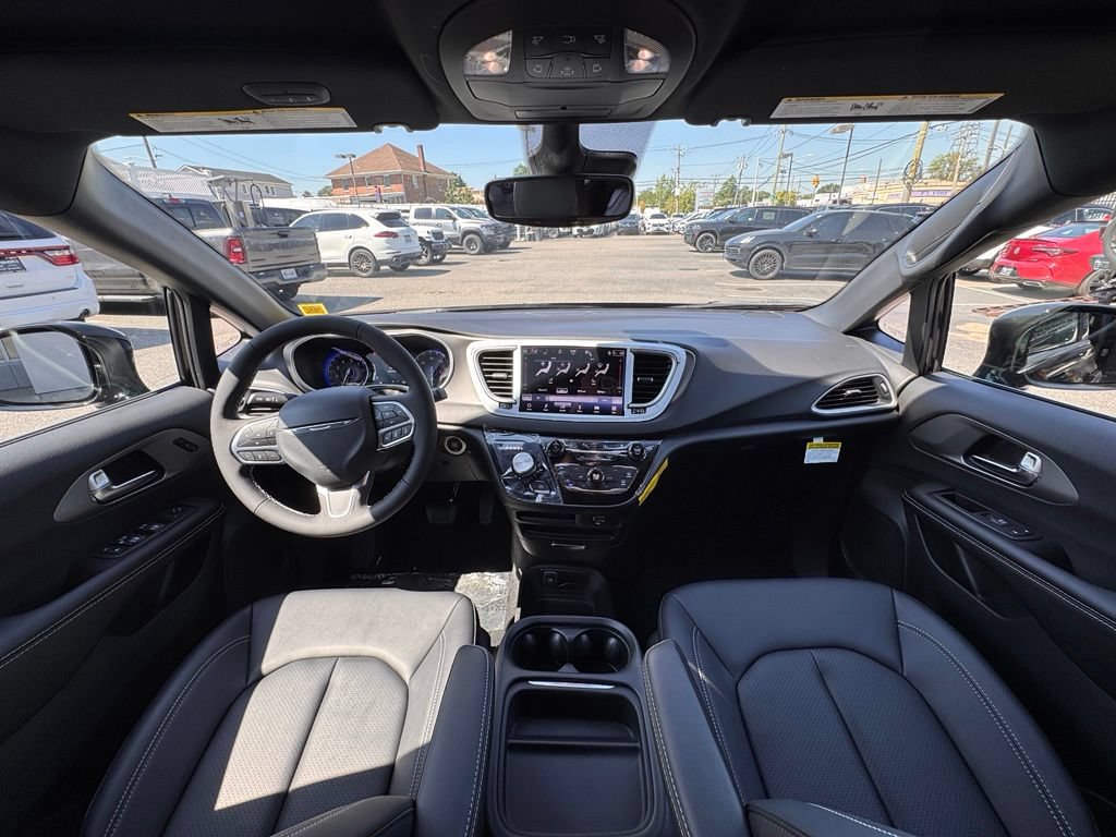 Used 2027 Chrysler Pacifica Select FWD image 10