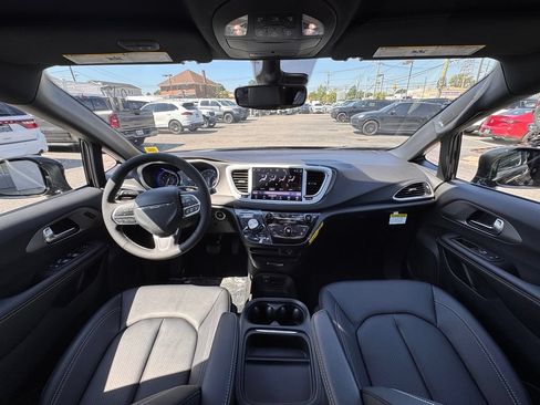 Used 2027 Chrysler Pacifica Select FWD image 10