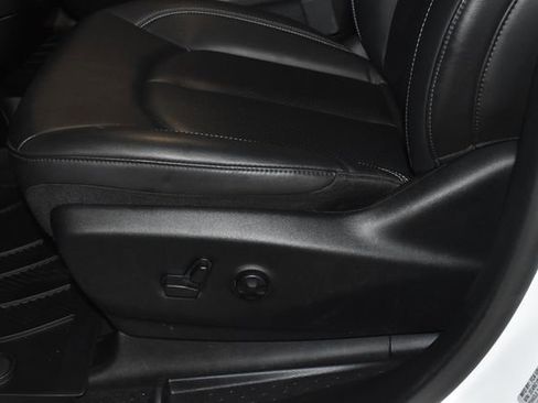 Certified 2025 Chrysler Pacifica Select image 13