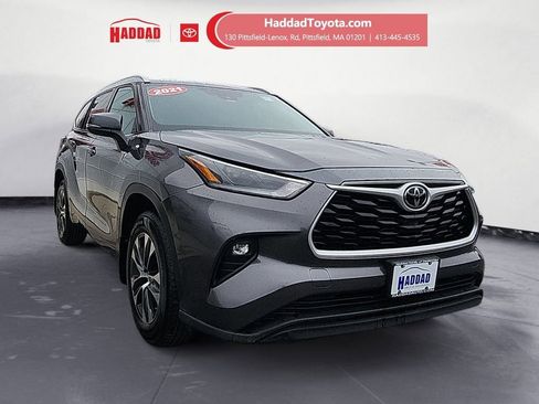 Used 2021 Toyota Highlander XLE AWD/4WD image 7