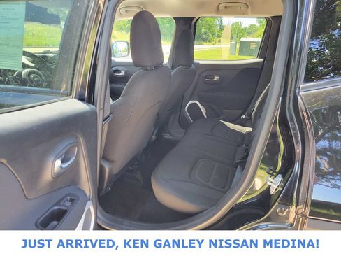 Used 2018 Jeep Renegade Latitude w/ Cold Weather Group AWD/4WD image 15