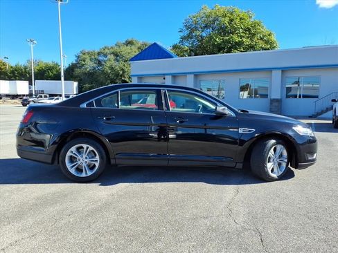 Used 2017 Ford Taurus SE image 3