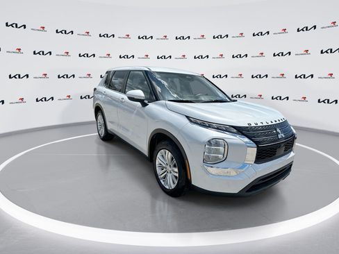 Used 2023 Mitsubishi Outlander ES FWD image 2